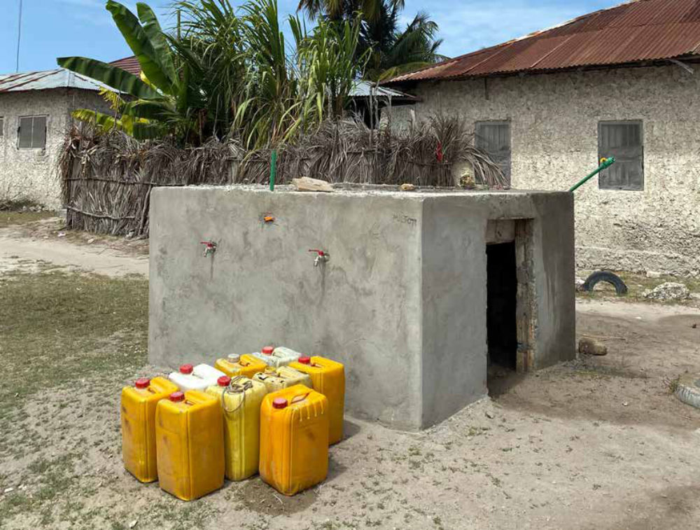 Instalación de tanques de agua en Jambiani
